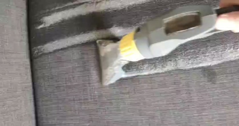 Máquina limpieza tapicería en acción